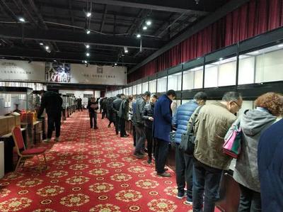 河南拍賣(mài)公務(wù)員上交物品 一箱2014年五糧液以3700元成交的背后