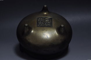 節(jié)日里的拍賣(mài)廣場(chǎng) 那些被時(shí)光雕刻的小物件